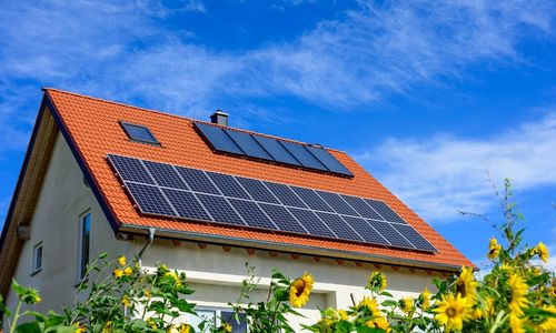 reimax16-stock.adobe.com-547401022 Das Foto zeigt eine Photovoltaikanlage auf einem Hausdach