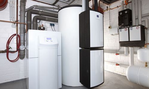 Bundesverband der deutschen Heizungsindustrie (BDH) Das Foto zeigt eine Heizungsanlage mit Pufferspeicher