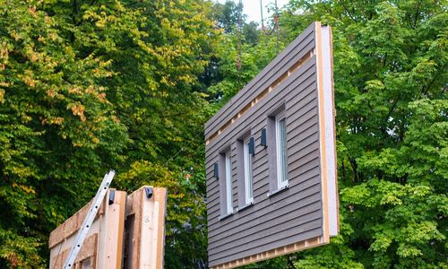 Foto: Baufritz Das Foto zeigt ein Fassadenelement am Kran