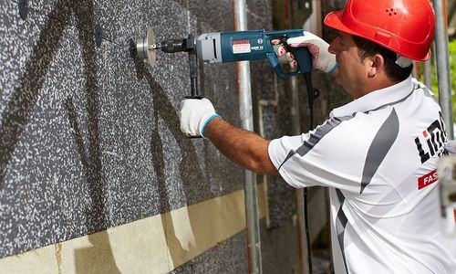 Foto: Limotherm Das Foto zeigt einen Handwerker bei Dämmarbeiten