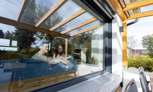 Foto: Moritz Sonntag Das Foto zeigt ein Ehepaar am Fenster