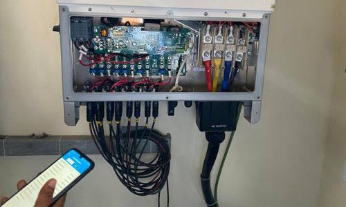 Canva Das Foto zeigt einen Photovoltaik-Wechselrichter