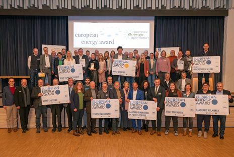 Die Mitglieder der Energieteams bei der Verleihung des European Energy Award mit Bayerns Umweltminister Thorsten Glauber beim Gruppenbild.