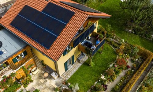 Bild: Moritz Sonntag Solaranlagee auf einrm Dach