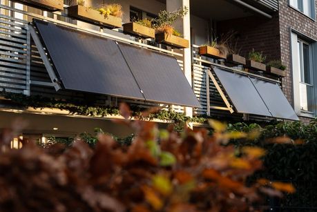 Das Foto zeigt eine Balkon-Solaranlage