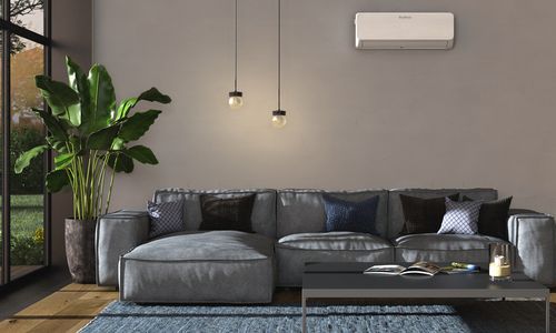 © Buderus-Piotr Paneczko Das Bild zeigt ein Wohnzimmer mit einem Split-Klima-Gerät an der Wand