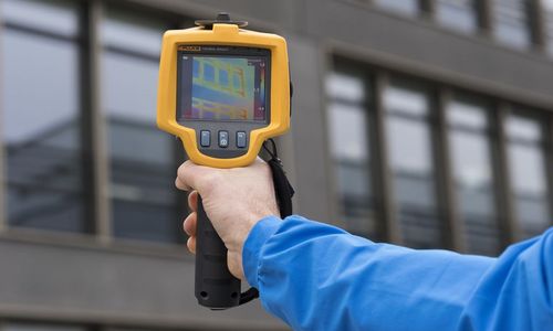 Das Foto zeigt Thermografie von einem Haus