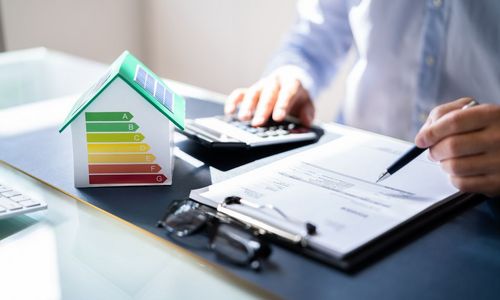 stock.adobe-Andrey Popov Das Foto zeigt einen Taschnrechner und eine Heizkostenabrechnung