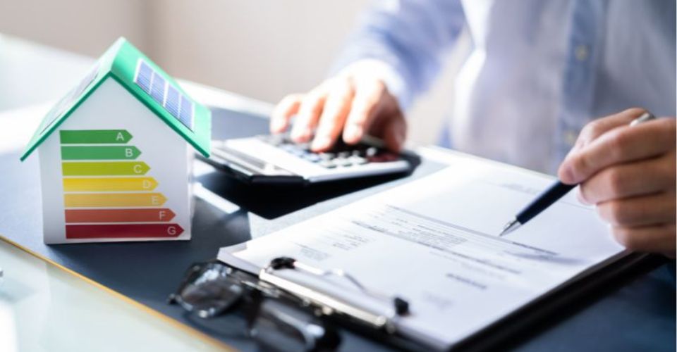 © Andrey Popov / stock.adobe.com Person füllt Sanierungsfahrplan aus